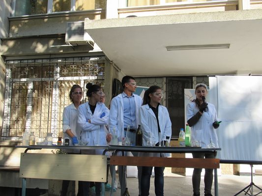 Пред Неорганичния корпус бяха направени демонстрации на зрелищни химични реакции, подготвени от студентите от Факултета по природни науки.