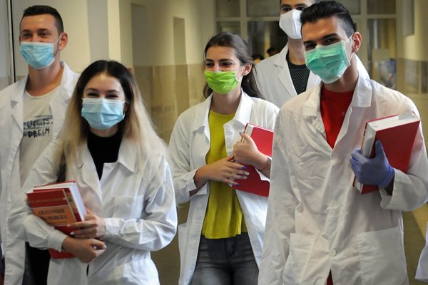 За студентите по медицина част от практиките се провеждат присъствено.