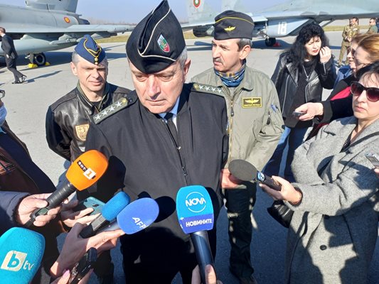  Началникът на отбраната Емил Ефтимов съобщи за въздушните нарушители в небето ни. Снимки: Авторът