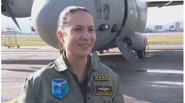 Жасмина Христова пилотира най-големия ни военен транспортен самолет "Спартан".