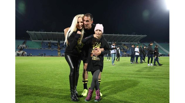 Съпругата на Ивелин Попов - певицата Елена Паришева, веднага слезе на терена след последния съдийски сигнал. С тях е и дъщеря им.