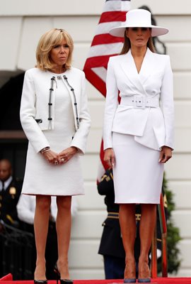 Брижит Макрон и Мелания Тръмп избраха белия цвят за червения килим на Южната морава на Белия дом.