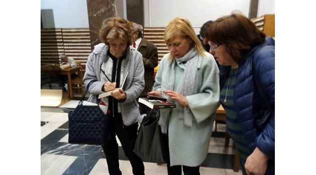 Депутатът от ГЕРБ Диана Саватева също бе на премиерата на книгата.