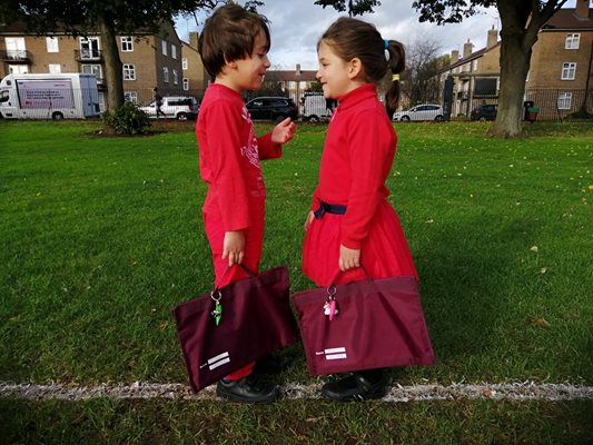 Антирасисткото обучение в Англия започва в ранна възраст, като децата се обличат в червено.