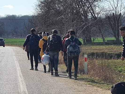 И денем, и нощем мигранти вървят на групи по гръцките пътища. Снимка: Ненко Станев