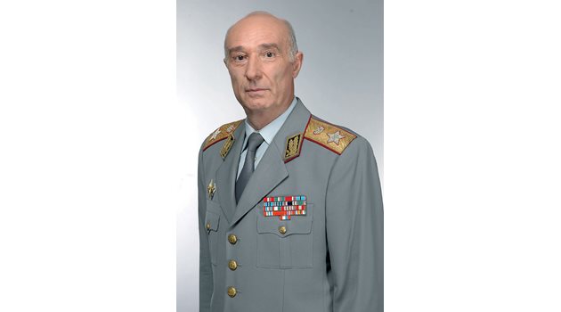 Армейски генерал о.р. Йордан Мутафчиев бе първият председател на Възраждане на Отечеството след основаването на партията през 2009 г.