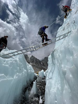Силвия минава по метална стълба на Ледопада Кумбу по време на тренировките за изкачването на Еверест.