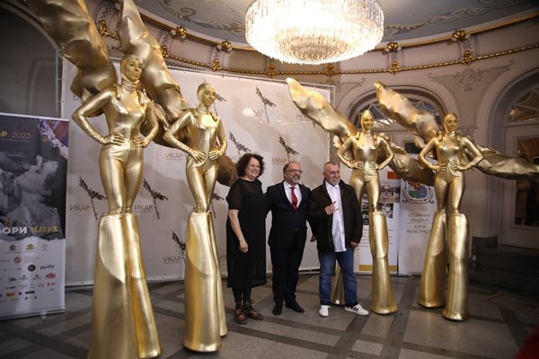 Министърът на културата Найден Тодоров се снима до триметровите “живи икари”.