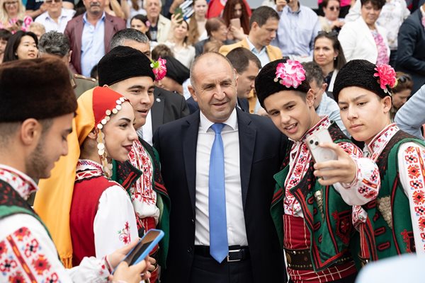 Румен Радев в Казанлък, където участва в отбелязването на Празника на розата Снимка: Прессекретариат на президента