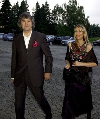 Орлин Горанов и съпругата му Валя отиват на светско събитие.