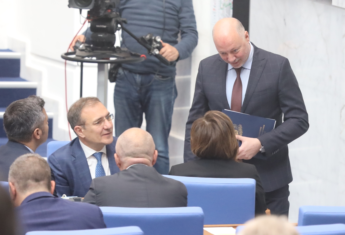 Росен Желязков затвори парламента за предизборна агитация, БСП видя цензура и също му иска оставката (Обзор)