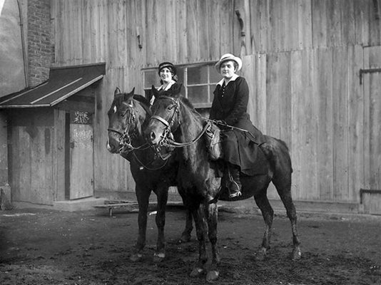 Две дами на коне пред софийското кафене "Роял" на г-н Николов. Снимката е от периода 1900-1910.