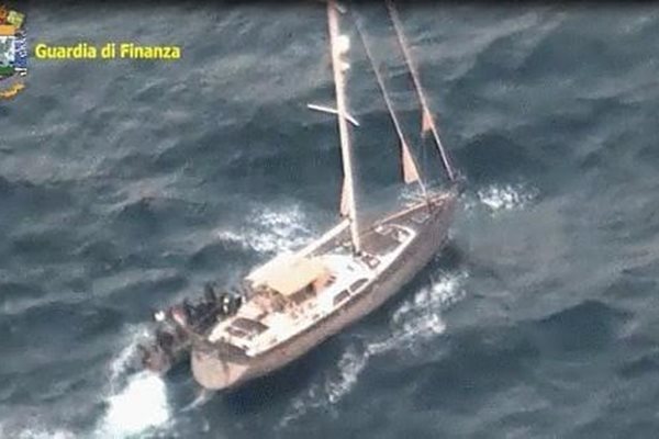 Яхтата с 11 тона хашиш   СНИМКИ Италианска финансова полиция