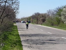 Движението в двете посоки по пътя за Садово е блокирано от катастрофата. Снимка: 24 часа