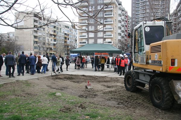 До новия паркинг е разположен жилищният мастодонт "Корона".