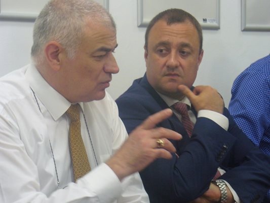 Социалният министър Георги Гьоков /вляво/ и министърът на земеделието Иван Иванов изслушаха внимателно проблемите на производителите на рози и на череши на среща днес в Казанлък.