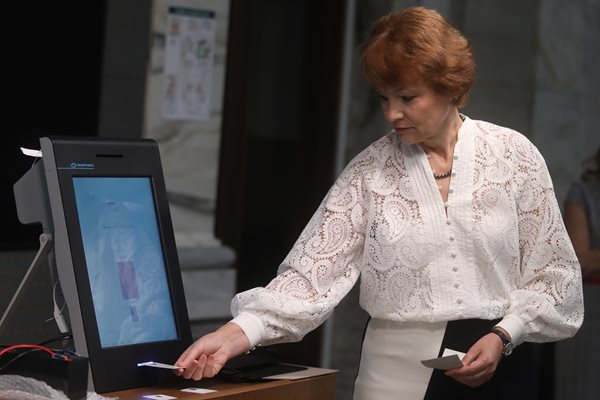 Зам.-шефката и говорител на ЦИК Росица Матева не подкрепи решението за общо броене на бюлетините на хартия и от машина.