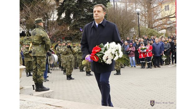 Даниел Панов подниси цветя на Паметника "Майка България"