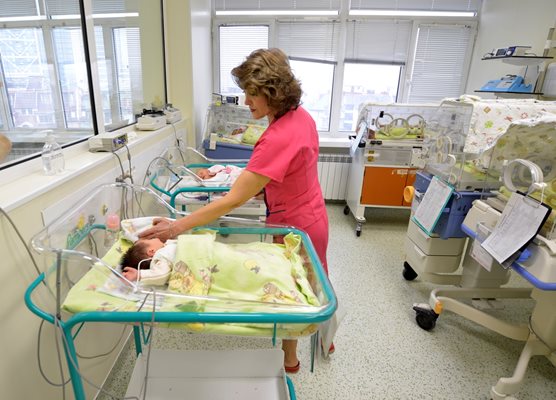 Акушерките могат да полагат грижи за бебето 14 дни след като е изписано от родилното отделение.