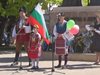 Семейство в народни носии сложи началото на шествието в Добрич