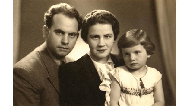 Ламбо Данаилов със съпругата си Евдокия и дъщерята Росица. Стефан още не е роден. След години всички ще му викат Ламбо...