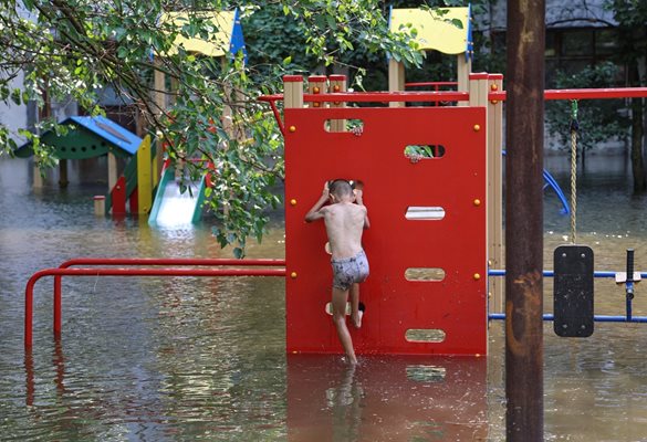 Стотици хора са поискали да бъдат спасени от наводненията в Херсон СНИМКА: Ройтерс