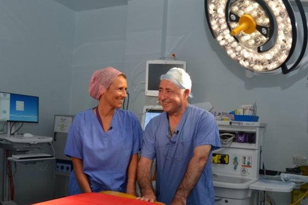 Хирурзите Ричард Смит  и Изабел Кирога  направиха първата във Великобритания трансплантация на матка.

СНИМКА: ФОНДАЦИЯ WOMB TRANSPLANT UK