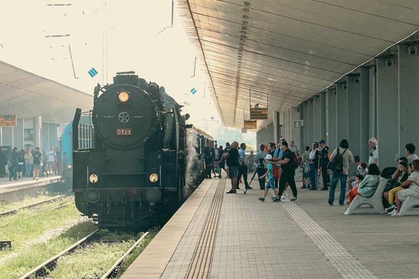 БДЖ пусна ретро влакове за Деня на независимостта (Снимки+видео)