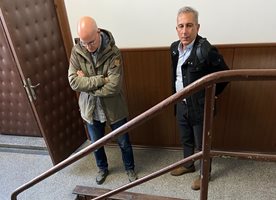 Двама от тримата подсъдими лекари - д-р Теофил Груев (вдясно) и д-р Емил Ортомаров, пред съдебната зала
