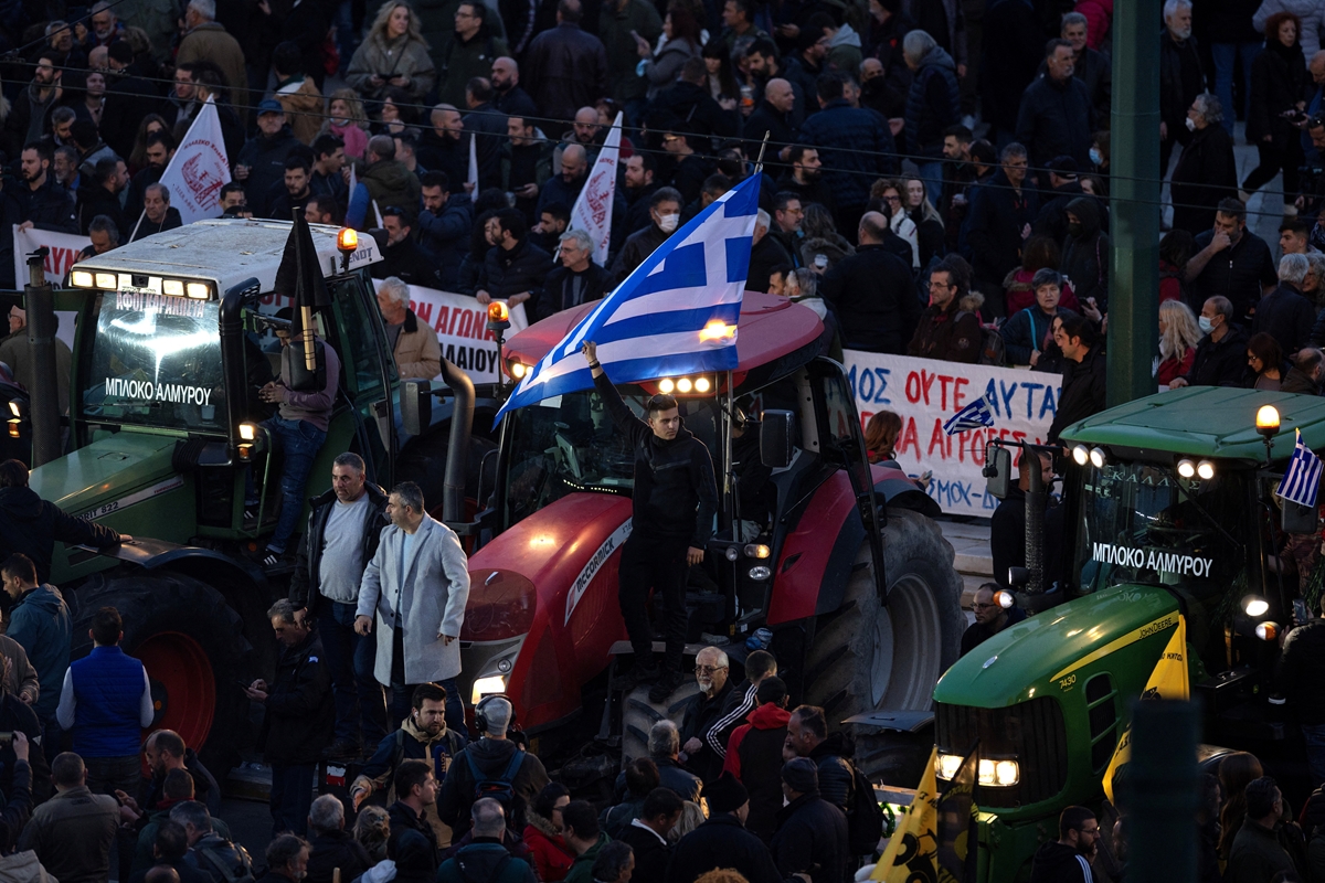 Атина е блокирана от тракторите на недоволните фермери