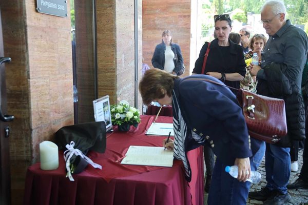 Стотици колеги, приятели и близки дойдоха да изпратят главния редактор на "24 часа" в последния му път