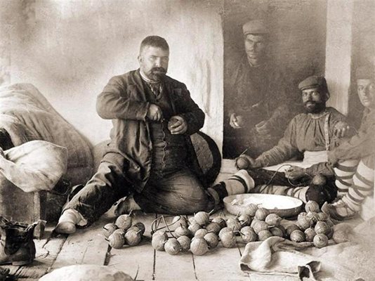 Дейци на ВМOРО приготвят бомби. (1900-1910 г.)