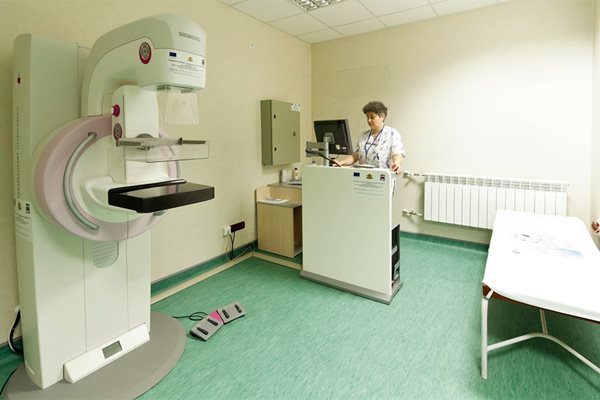 Старши рентгенов лаборант Мима Митева е един от най-авторитетните специалисти в областната болница.
