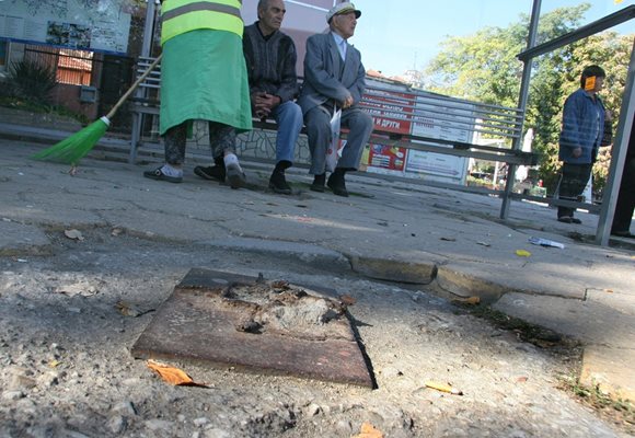 Бетонни останки стърчат около спирките в центъра на Пловдив. Снимка: Евгени Цветков