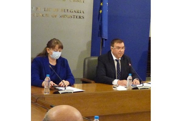Министрите Деница Сачева и проф. Костадин Ангелов ще са водачи в листите на ГЕРБ.