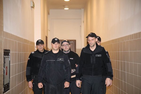 Семерджиев пристига в залата с охрана.