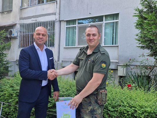 Ангел Гаговски (вдясно) получи от кмета Костадин Димитров храсторез.