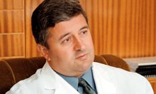 До последен дъх д-р Методи Янков развива болницата си