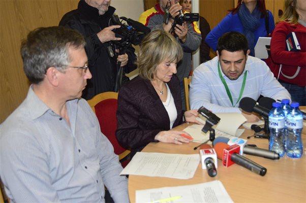 Новината за прекратяване на договора с фирма "Венис Марина" бе съобщена на  извънредна пресконференция в РИОСВ Бургас.