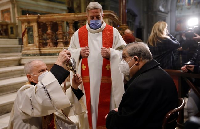 Кръвта на Свети Дженаро в Неапол не се втечни при традиционния ритуал (Снимки)