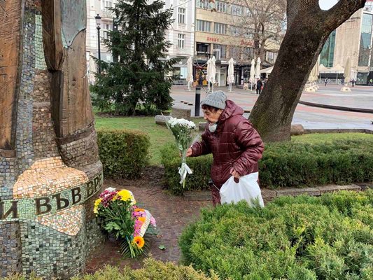 Жена поднесе цвете пред паметника на репресираните в Пловдив.