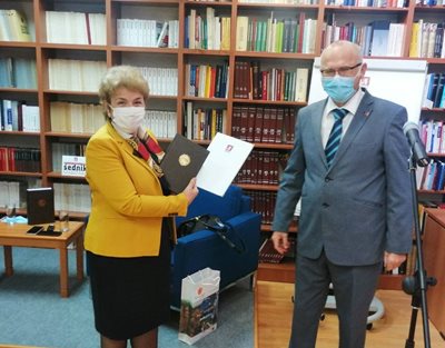 Посланик Меглена Плугчиева с благодарствена грамота от председателя на дружество „Матица Черногорска“.