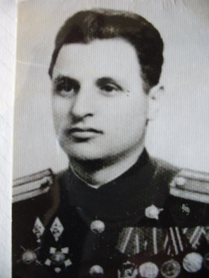В армията Карагонов стигнал до чин полковник. 