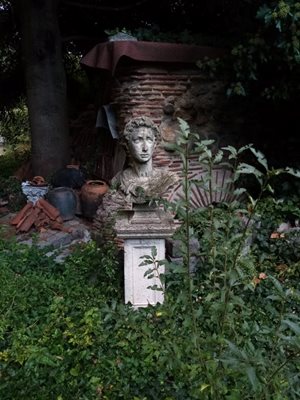 Бюст на пълководец от древния Рим е поставен в градината