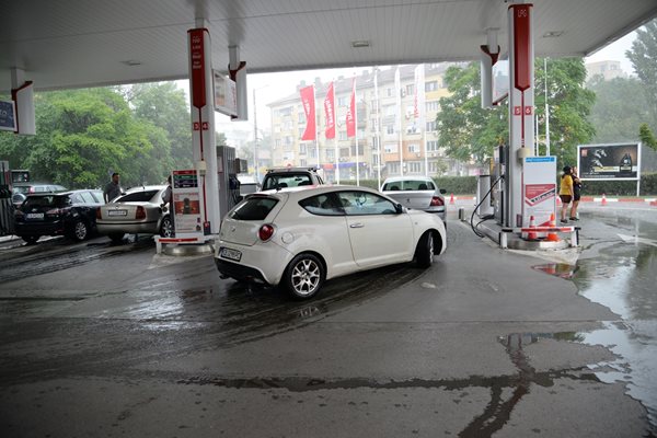 Цените на горивата паднаха с почти 1 лева от юли досега.