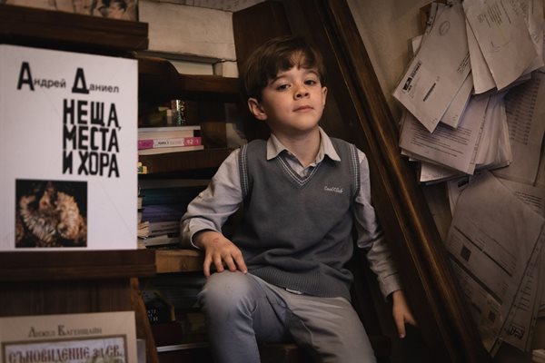 8-годишният Виктор откри рая в книжарницата на Валери Петров