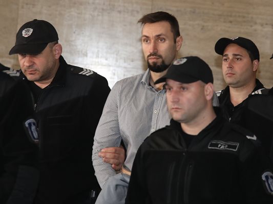 Орлин  Владимиров е подсъдим за убийството на съпругата си Евгения.