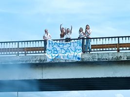 Транспарант с поздрав за рожден ден опънаха момичета на мост край Благоевград. СНИМКА: Тони Маскръчка