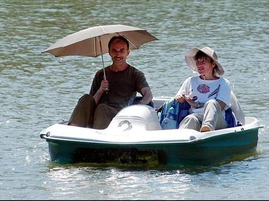 Топлото време вчера изкара много софиянци на разходка. Някой избраха да се разхладят на водно колело в езерото Ариана. 
СНИМКА: ГЕРГАНА ВУТОВА