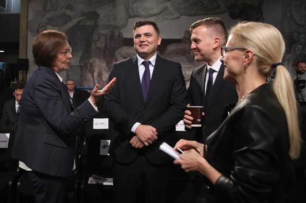 Кметицата на Троян Донка Михайлова (вляво) с икономистите Лъчезар Богданов и Петър Ганев, и шефката на ИПИ Светла Костадинова